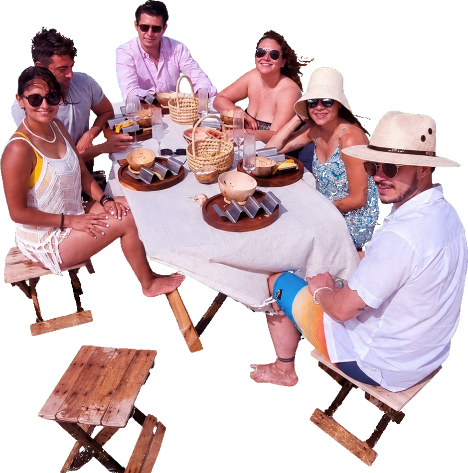 Grupo en el picnic compartido en medio del mar Sisal