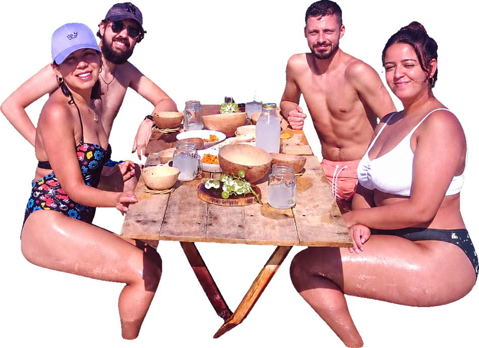 Grupo en lancha privada en el picnic en medio del mar Sisal