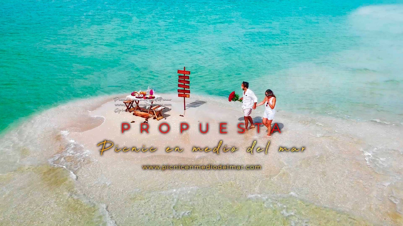Montaje de propuesta con cartel de madera y letras doradas en el mar de Sisal