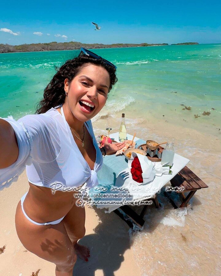 Brenda Catalán en el picnic en medio del mar en Sisal