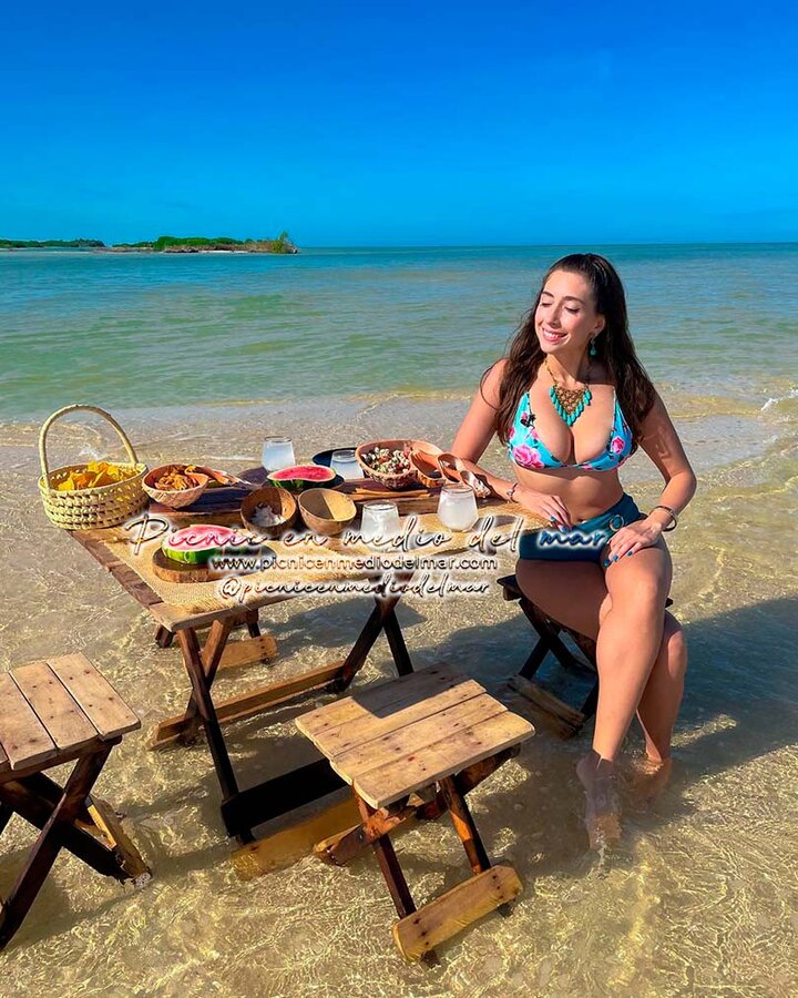 Ale Toledano CostoXdestino en el picnic en medio del mar en Sisal